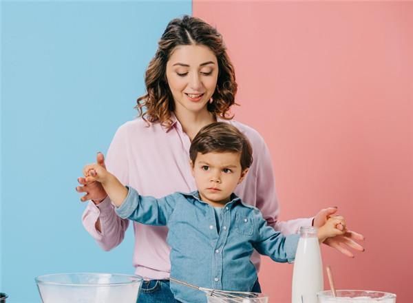 郭大哥|女儿发现母亲的秘密,被妈妈和姥姥打到精神失常,原因令人气愤