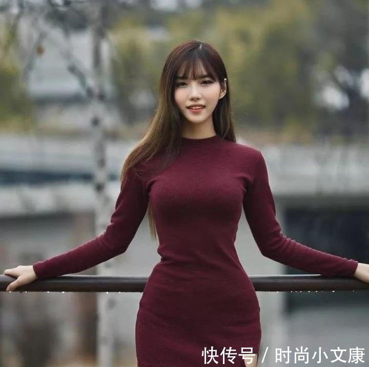 知性|入秋一身成熟知性的酒红色连衣裙搭配,简单优雅,轻松穿出高级感