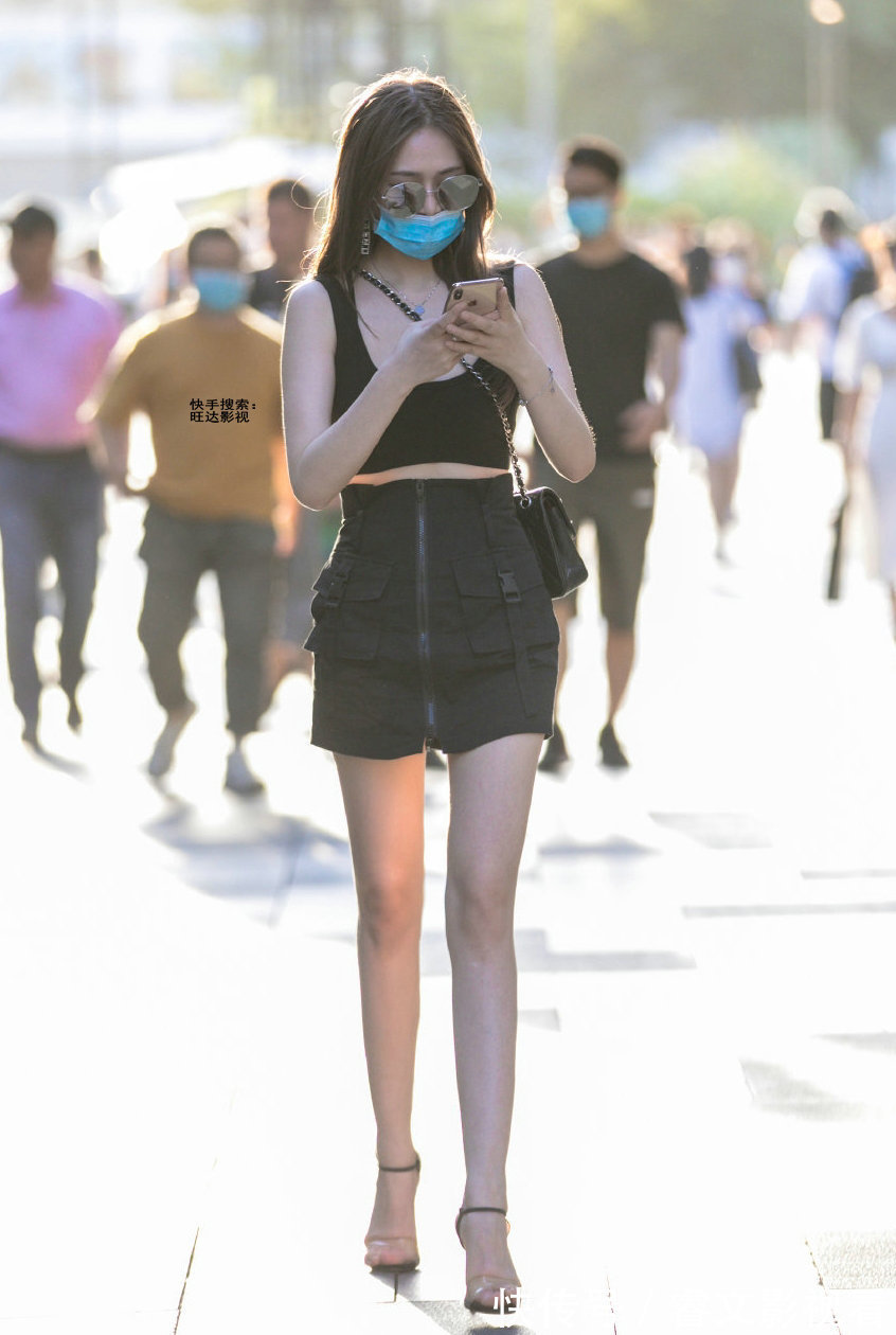 连衣裙|街拍:连衣裙不仅清凉显身材,也会展现迷人气质