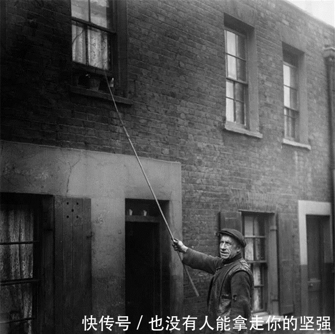 闹钟|上世纪初,闹钟还不普及,叫人起床是门生意