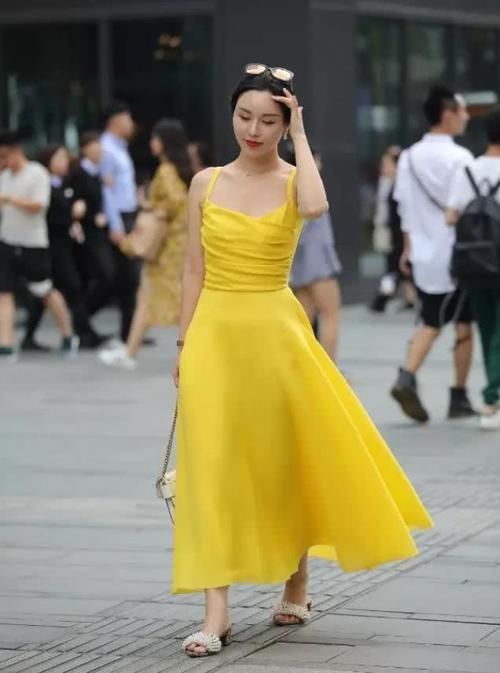 黄色吊带连衣裙搭配白拖鞋,小姐姐既美又白,全身洋溢着优雅气质