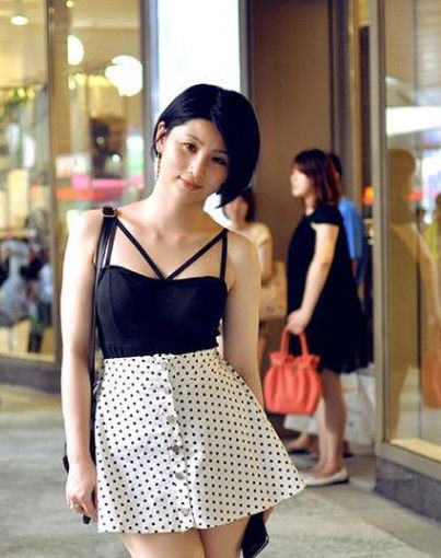 点裙|美女时尚小吊带配斑点裙,身姿曼妙,利落的短发展现不一样的美感