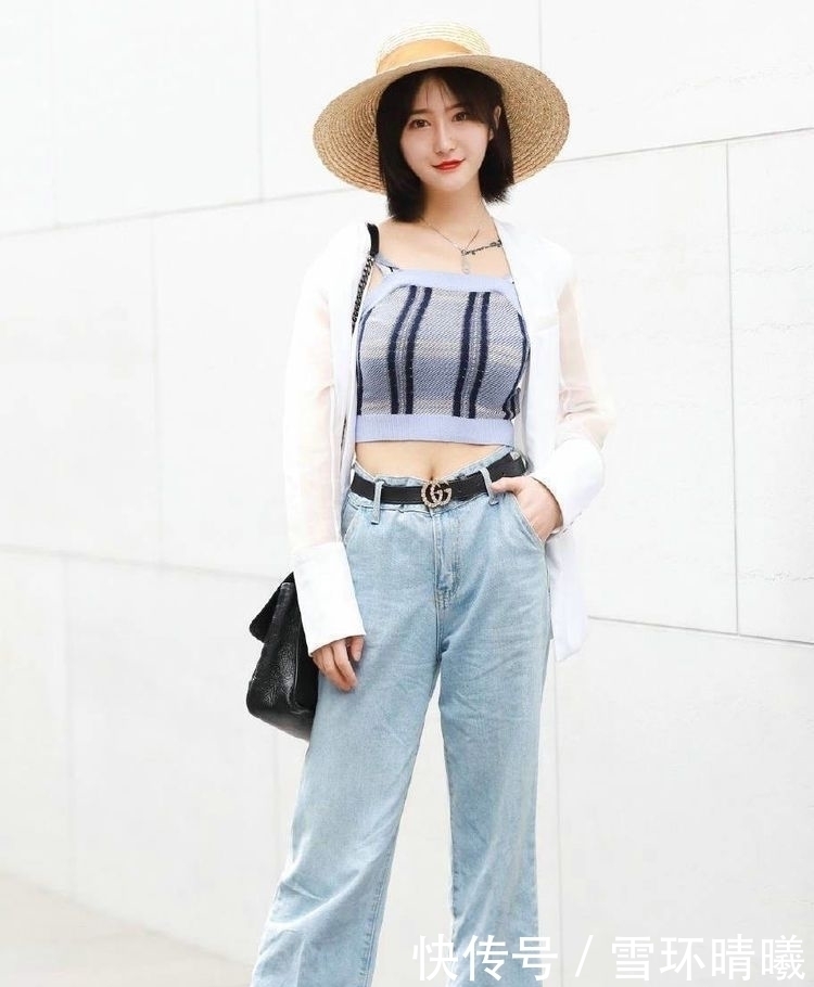 吊带裙|街拍小姐姐灰色吊带裙,走在路上散发着那优雅的女人味