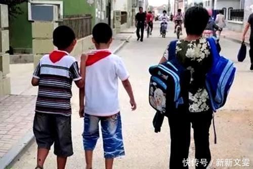 回怼|“家长替孩子背书包”是溺爱,却被家长回怼:几十斤你来背背看