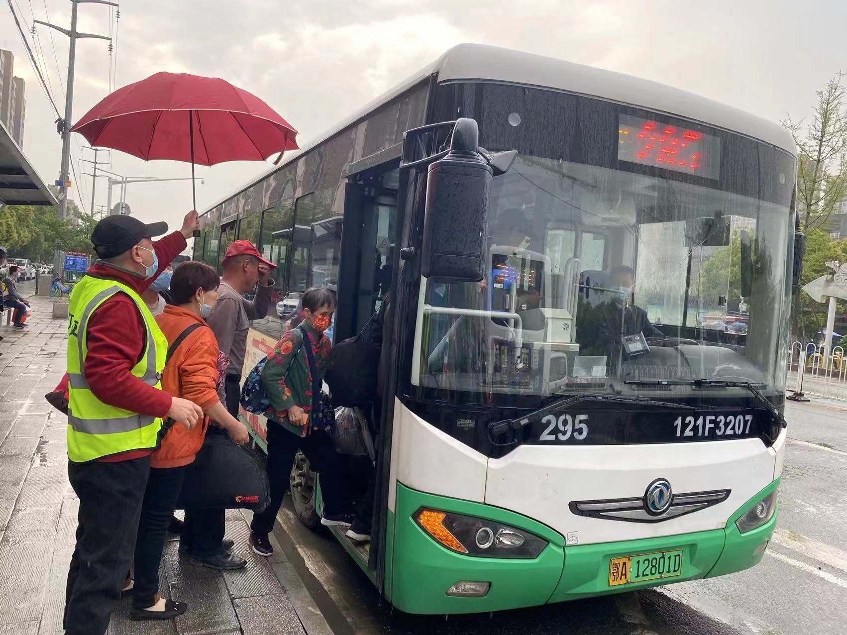 返程遇上雷暴雨，公交司机每站多停五秒钟等乘客