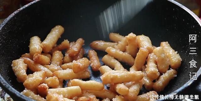 糯米粉这样做真是太香了,开水一烫,香甜酥脆,出锅全家抢着吃!