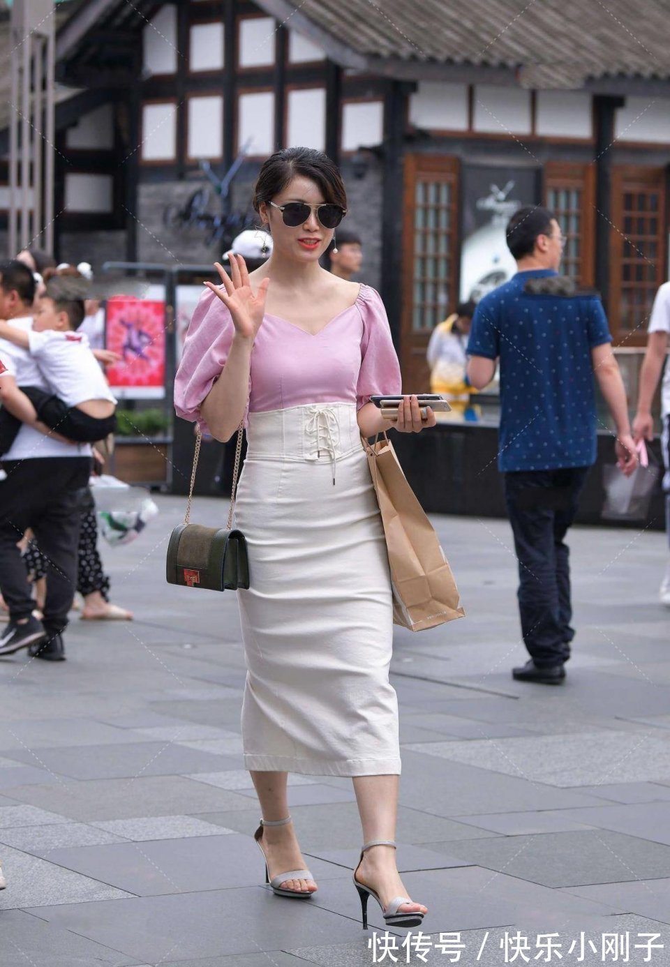 美女|高颜值美女逛街,气质与颜值的结合体,笑起来那刻仿佛春天来了