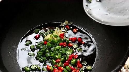 豆腐里打2个鸡蛋，居然这么好吃，年夜饭上桌连汤汁都不剩