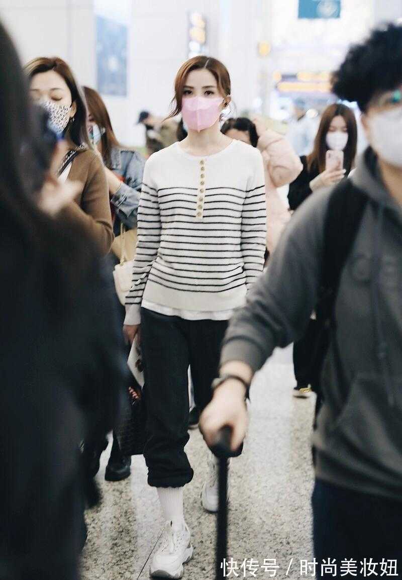 上下身|阿Sa果然是“时髦精”,穿运动裤塞进袜子里,显瘦又洋气