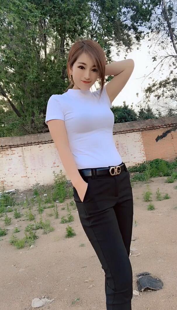 百搭 百搭的纯白色T恤,让女人变的光彩十足!