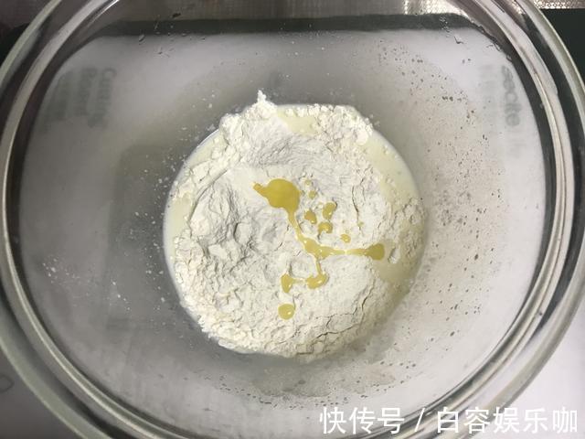 蒸制|80岁奶奶教我：馒头要想松软白胖又光滑，这2点很重要，涨知识