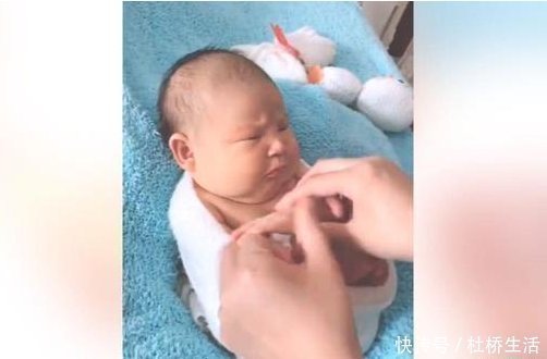宝妈|宝宝被整来整去,萌娃一脸的嫌弃,网友这服务让宝宝很不满意