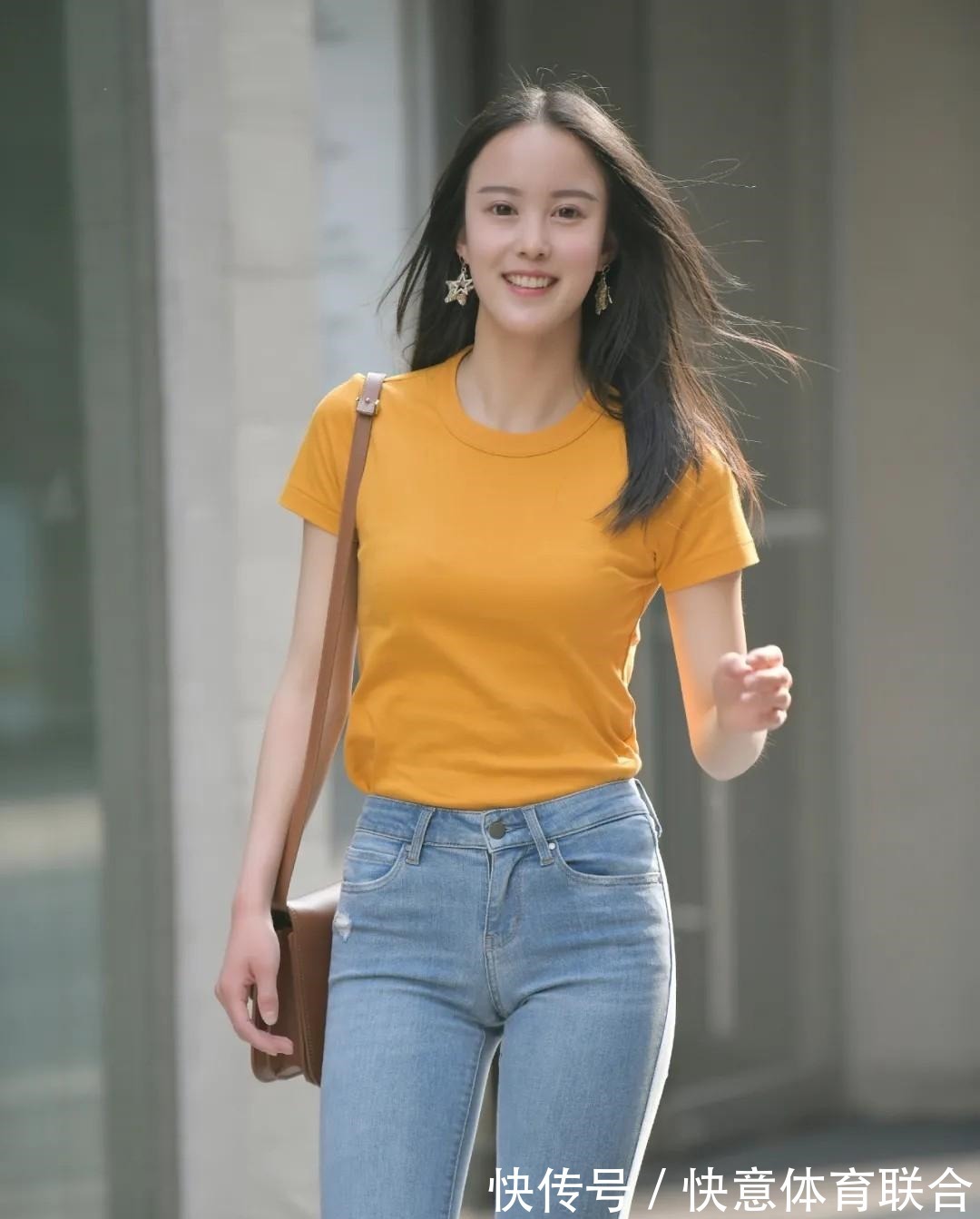 女生 破洞牛仔裤,搭配常规T恤衫,青春少女又温柔可人!