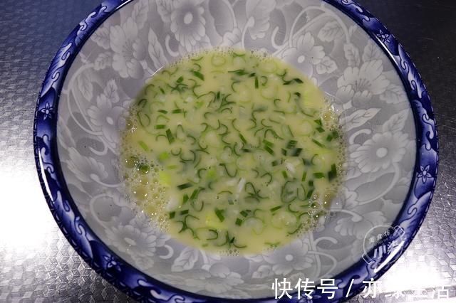葱油饼的正确做法，不揉面不擀面，蓬松不油腻，比油条简单还好吃