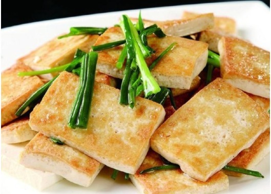 煎豆腐时,万万不可直接下油锅!多加1步,豆腐不碎不粘