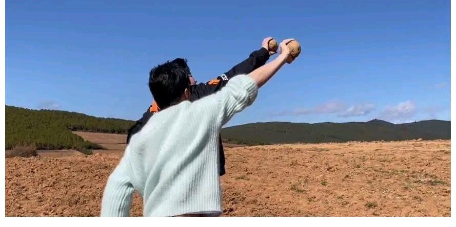 谢霆锋“拜师”巩立姣,巨星合体投土豆,男神亲自下厨做饭答谢