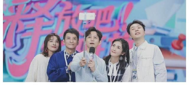 何炅|《快樂大本營》再也快樂不起來了，因為節(jié)目被替換，何炅都辭職了