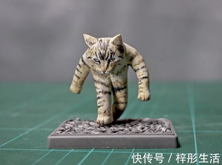 我是谁|他用手工雕塑高度还原魔性动物表情包,这画风也太搞笑了吧!