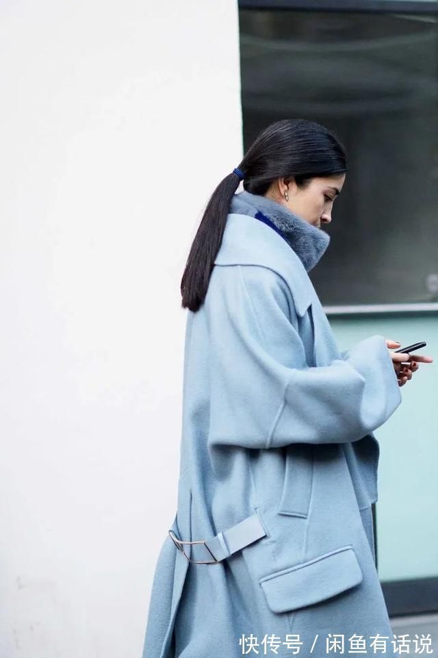 高阶 40岁女人别只会穿“黑白灰”,试试这4组高阶配色,气质更高级