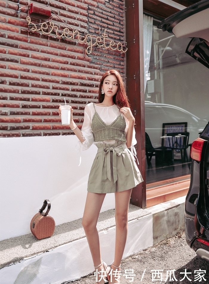 穿着|街拍小姐姐穿着时尚装就在路边秀起来了