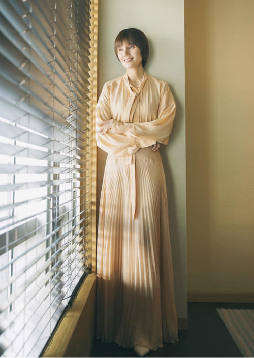 她才是《流金岁月》的最大惊喜，穿衣简单不复杂，气质不输年龄