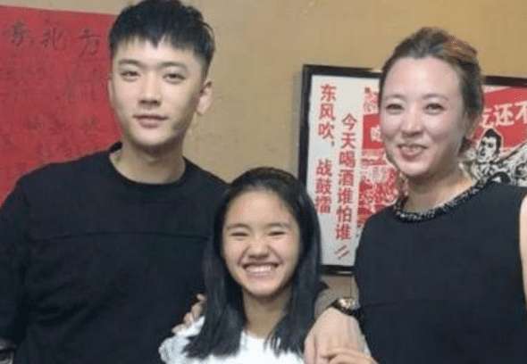 她是《变形计》最美农村姑娘,因酷似杨丞琳走红,被城市哥哥收养