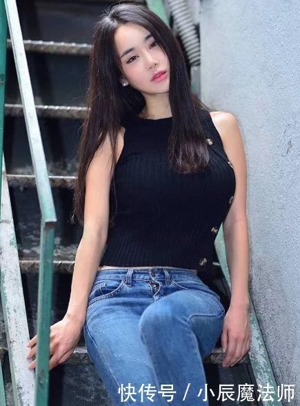 小姐姐爱穿牛仔裤尽显优美的曲线,秀出与众不同的身材曼妙