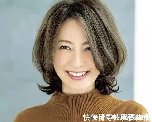 直发 五十岁女人如何选择发型？记住这4个减龄公式，长发短发都很美