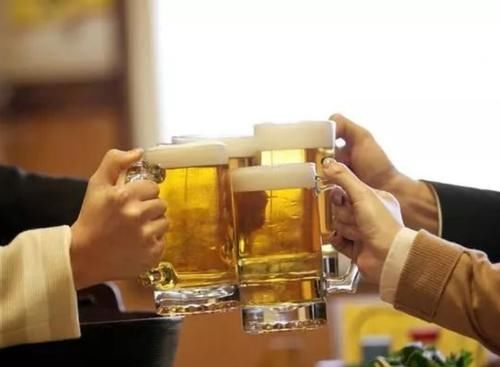 排尿|喝酒后很快排尿，与喝很多酒没有尿意的人，哪种身体好呢？