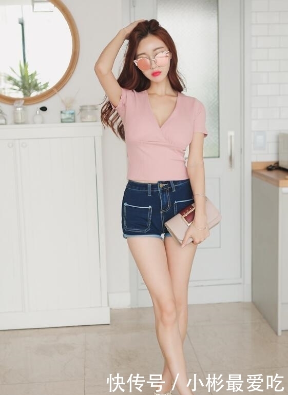 紧身|紧身牛仔裤小姐姐,穿搭很时尚,勾勒出腿部的纤细曲线!