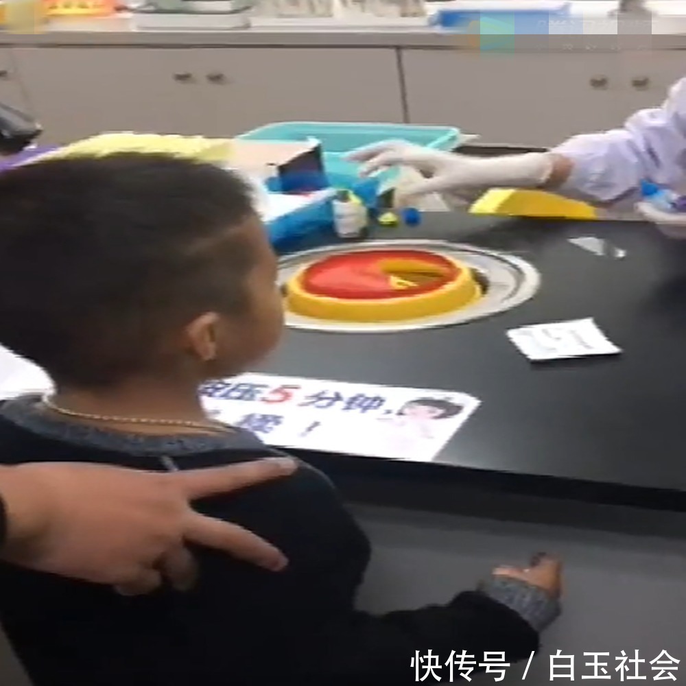 打针|男孩害怕打针,用糖果“贿赂”护士,之后的行为让爸爸哭笑不得