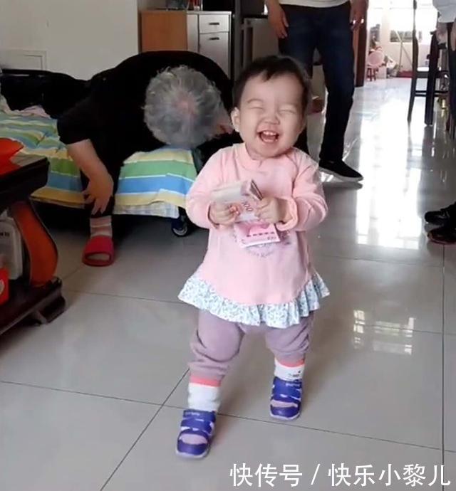 宝宝|奶奶“打赏”孙女零花钱,孙女财迷模样萌翻了,网友可爱的过分