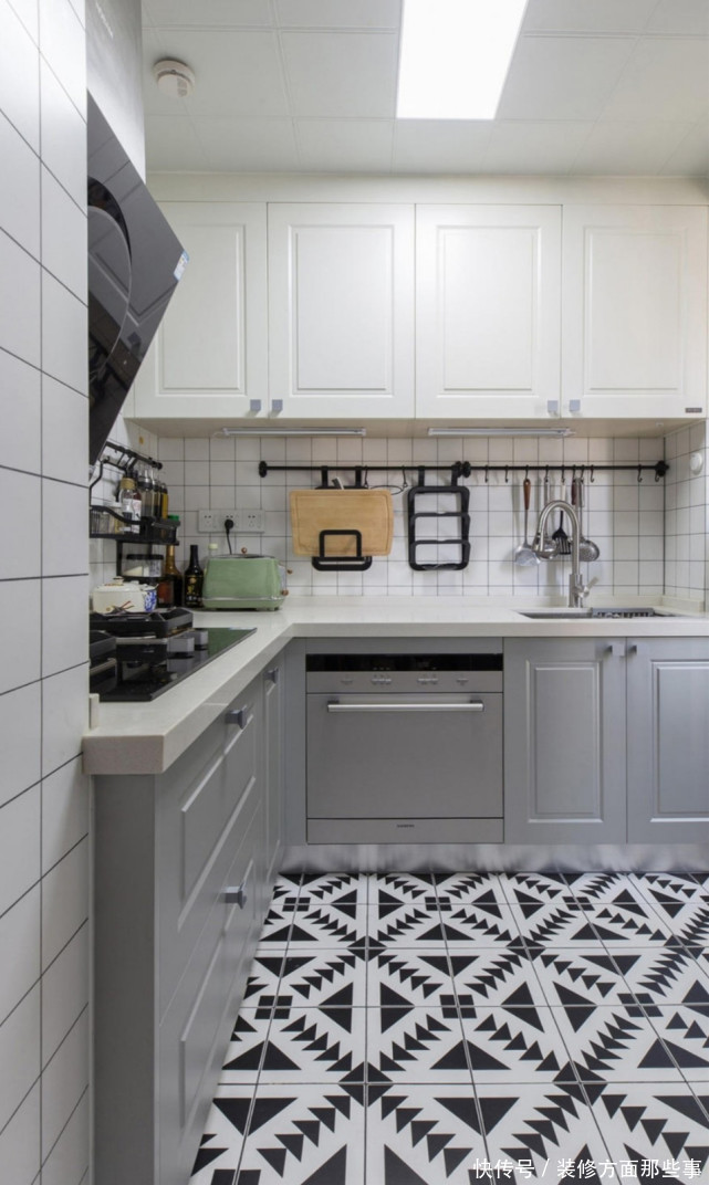 落地窗|97平北欧风三居室,客厅整面落地窗将光线引入室内,大气通透