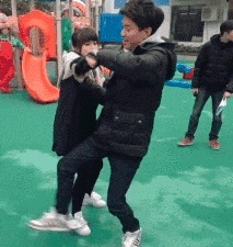 |搞笑GIF：姑娘真的好漂亮，找个这样的女朋友还不错吧！