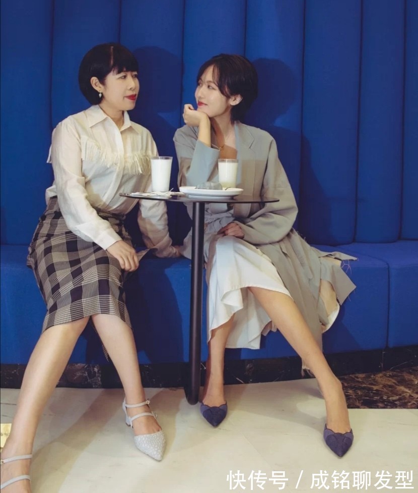 丝巾|陪妈妈一起变美,几组“神仙”母女的减龄穿搭,舒适优雅又显年轻