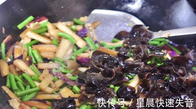 素馅大馄饨,馅大皮薄、营养丰富,满满一口极大地满足!