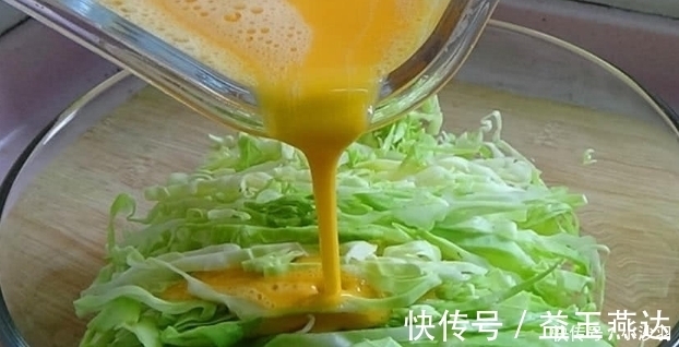 包菜最好吃的做法，加上两个鸡蛋，一吃就上瘾，比肉还美味！