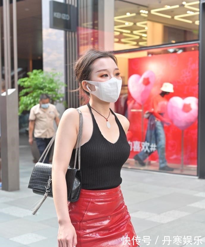 胯宽 30岁阿姨的红色“皮裙”,搭配独特,轻松展现“知性美”!