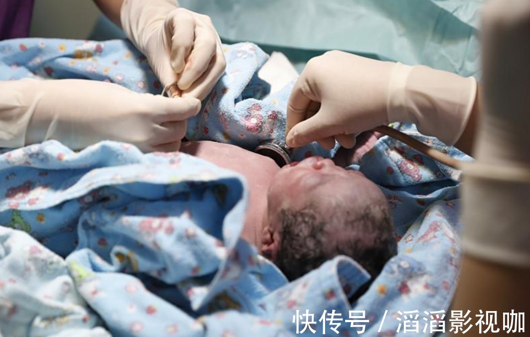 双胞胎|抗麻体质孕妇“生剖”双胞胎,哭声撕心裂肺,产房外丈夫泪如雨下