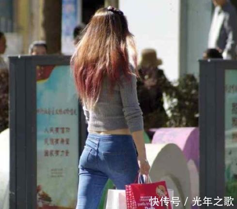 牛仔裤穿搭更显时尚韵味, 轻松穿出迷人的线条感！