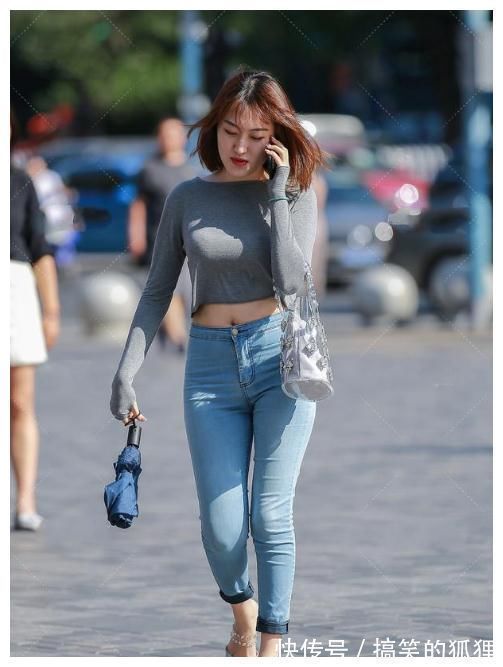 穿搭 灰色露脐上衣搭配紧身牛仔裤,简单的穿搭,带有随性的潇洒