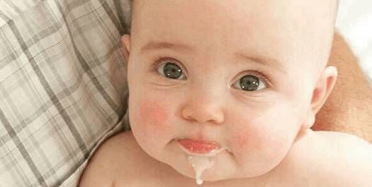 宝宝|7天大宝宝呛奶窒息，幸得医生及时抢救，如何应对新生儿呛奶？
