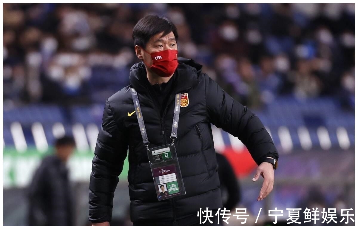 李铁|国足0-2日本,记者公开批评李霄鹏,不留情面!全方位都不如李
