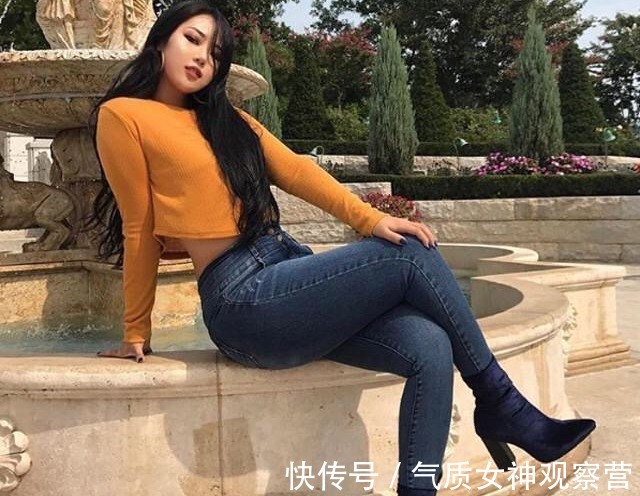 搭配 紧身牛仔裤美女,搭配紧身上衣,把曲线身材展现得淋漓尽致