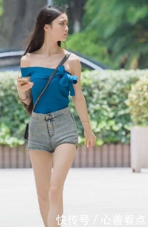紧身衣|街拍:小姐姐下穿高腰牛仔短裤上面搭配蓝色露肩紧身衣,非常漂亮