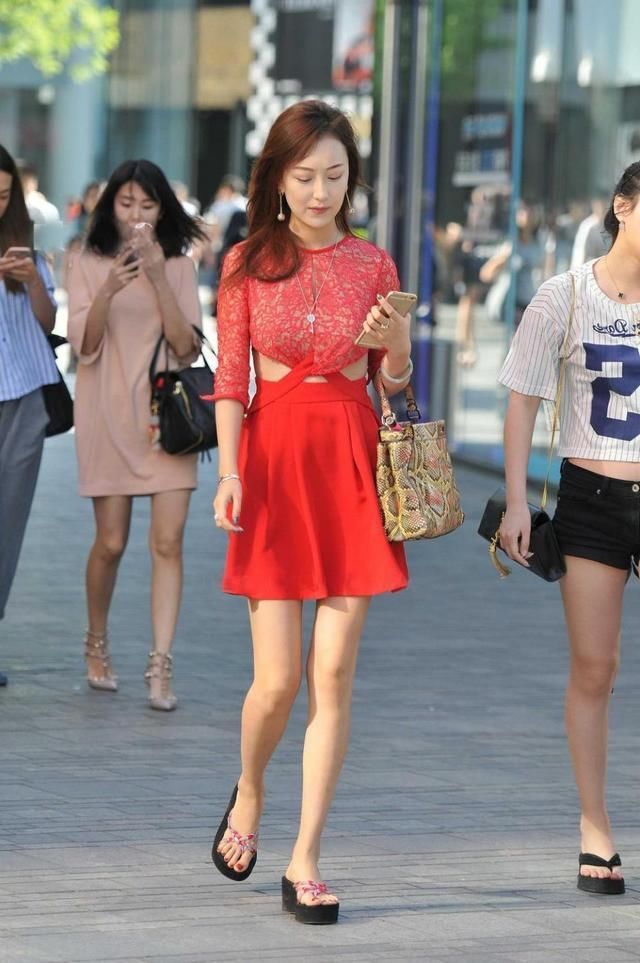 街拍美女蕾丝镂空连衣裙，轻熟的韵味扑面而来