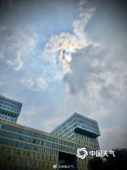 天空|北京天空现云隙光日华双重美景