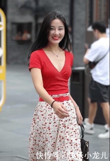 碎花|飘逸的小碎花裙,配合飘逸的小姐姐的甜美笑容,真让人心动