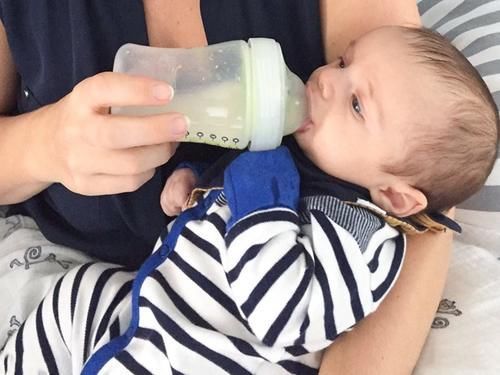 母乳|龙凤胎出生,男孩吃母乳,女孩喝奶粉,对孩子的伤害你可曾想过?