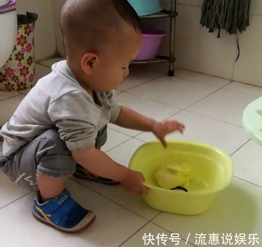 早上起床|宝宝早上起床,直接往厕所跑,妈妈跟过去一看,乐得笑弯了腰